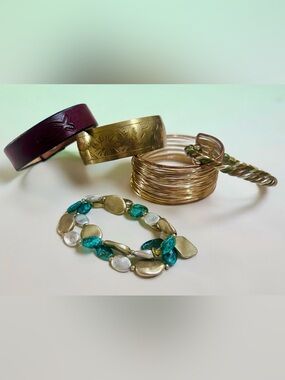 A lot of 5 vintage Women's Bracelet Set - Tones of gold, silver & copper